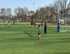 Schülerinnen und Schüler spielen Fußball