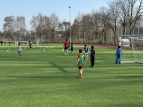 Schülerinnen und Schüler spielen Fußball