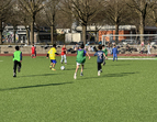 Schülerinnen und Schüler spielen Fußball