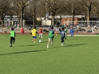 Schülerinnen und Schüler spielen Fußball