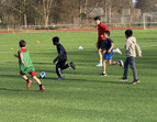 Schülerinnen und Schüler spielen Fußball