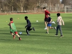 Schülerinnen und Schüler spielen Fußball