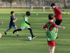 Schülerinnen und Schüler spielen Fußball