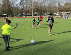 Schülerinnen und Schüler spielen Fußball