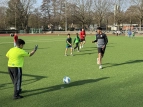 Schülerinnen und Schüler spielen Fußball