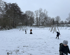 Schnee auf dem Schulhof