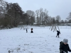 Schnee auf dem Schulhof