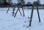 Schnee auf dem Schulhof