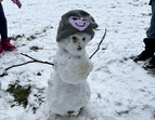 Ein Schneemann auf dem Schulhof
