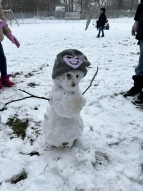 Ein Schneemann auf dem Schulhof