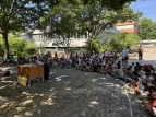 Herr Leimbach begüßt die Schüler:innen und das Duo Flexoncirc