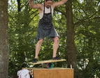 Louise und Daniel Relle führen ihr Stück Cirque Gourmet auf