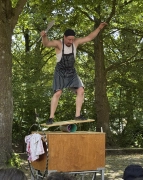 Louise und Daniel Relle führen ihr Stück Cirque Gourmet auf