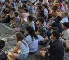 Gespannt und mit Freude verfolgen die Schüler:innen die Aufführung