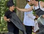 Louise und Daniel Relle führen ihr Stück Cirque Gourmet auf