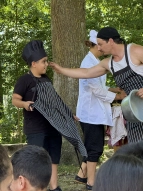 Louise und Daniel Relle führen ihr Stück Cirque Gourmet auf