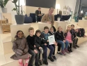Kinder halten stolz die Urkunde in den Händen