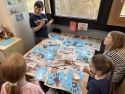 Kinder machen Handabdrücke mit Farbe