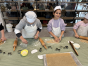 Kinder rollen Teig aus