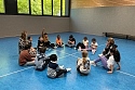 Kinder beim sozialen Training in der Turnhalle