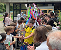 Schüler:innen stehen im Spalier für die Viertklässler:innen