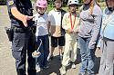 Demonstration der Schutzwirkung eines Fahrradhelms anhand eines kleinen Modells