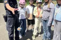 Demonstration der Schutzwirkung eines Fahrradhelms anhand eines kleinen Modells