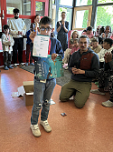 Ein Schüler erhält eine Urkunde