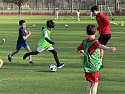 Kinder spielen Fußball beim Turnier
